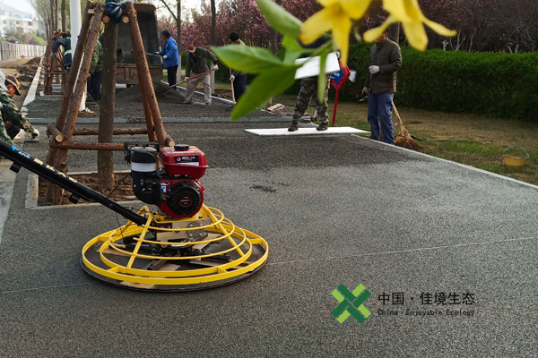 透水混凝土施工現(xiàn)場(chǎng)，工人施工場(chǎng)景