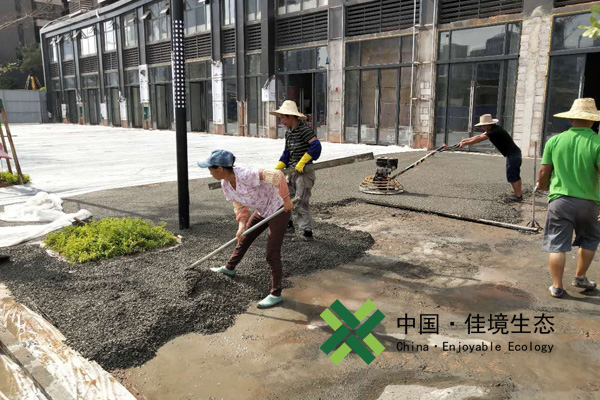 彰泰城廣場(chǎng)全部采用彩色透水混凝土